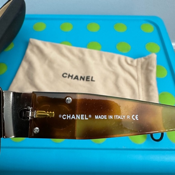 CHANEL Tortoise Shell Sunglasses with Silver Logo - Picture 4 of 10